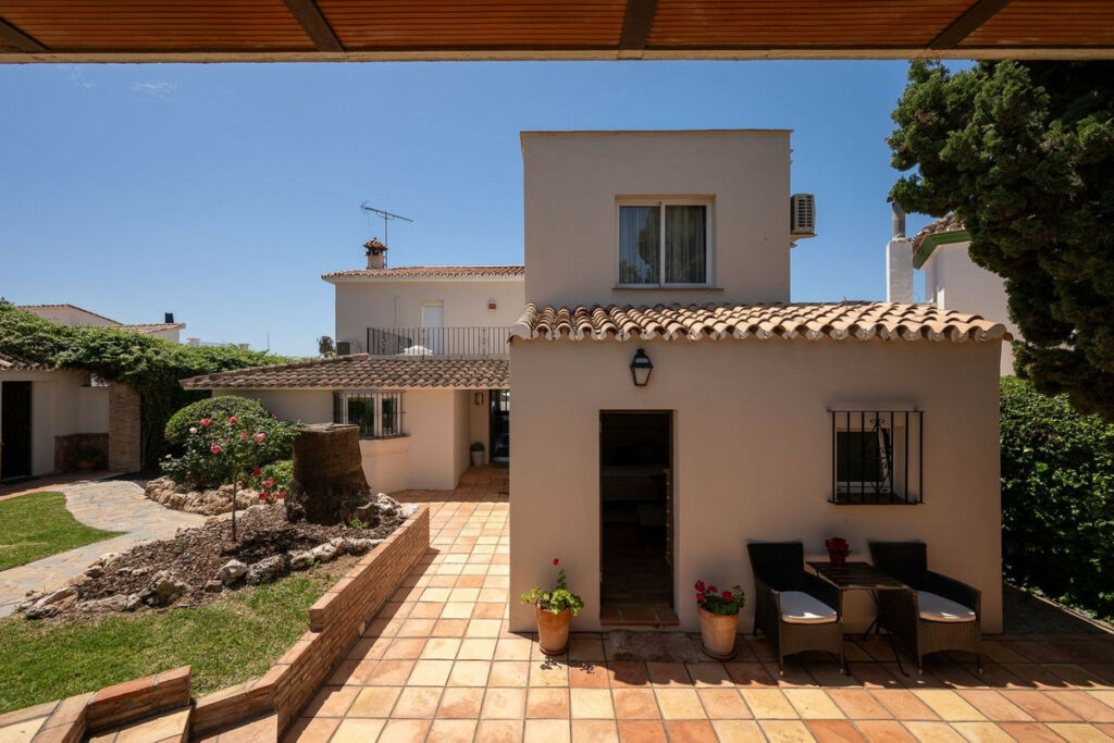 Detached Villa Río Real Málaga - image 20