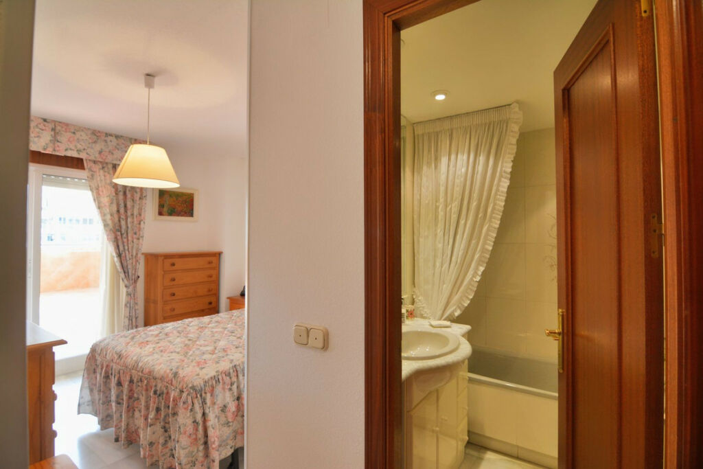 Middle Floor Apartment Los Boliches Málaga - image 21