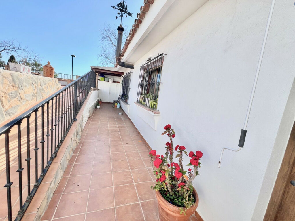 Detached Villa Nueva Andalucía Málaga - image 21