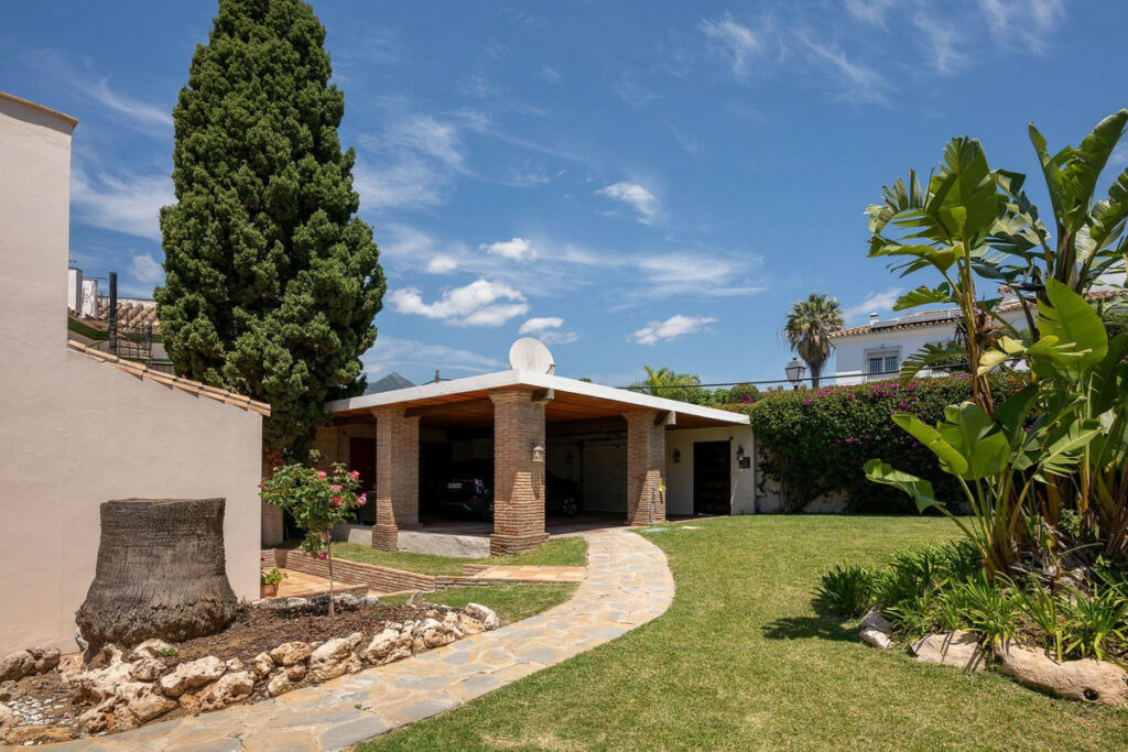 Detached Villa Río Real Málaga - image 21