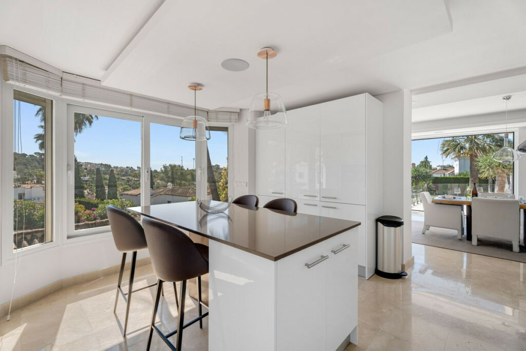 Detached Villa Nueva Andalucía Málaga - image 21