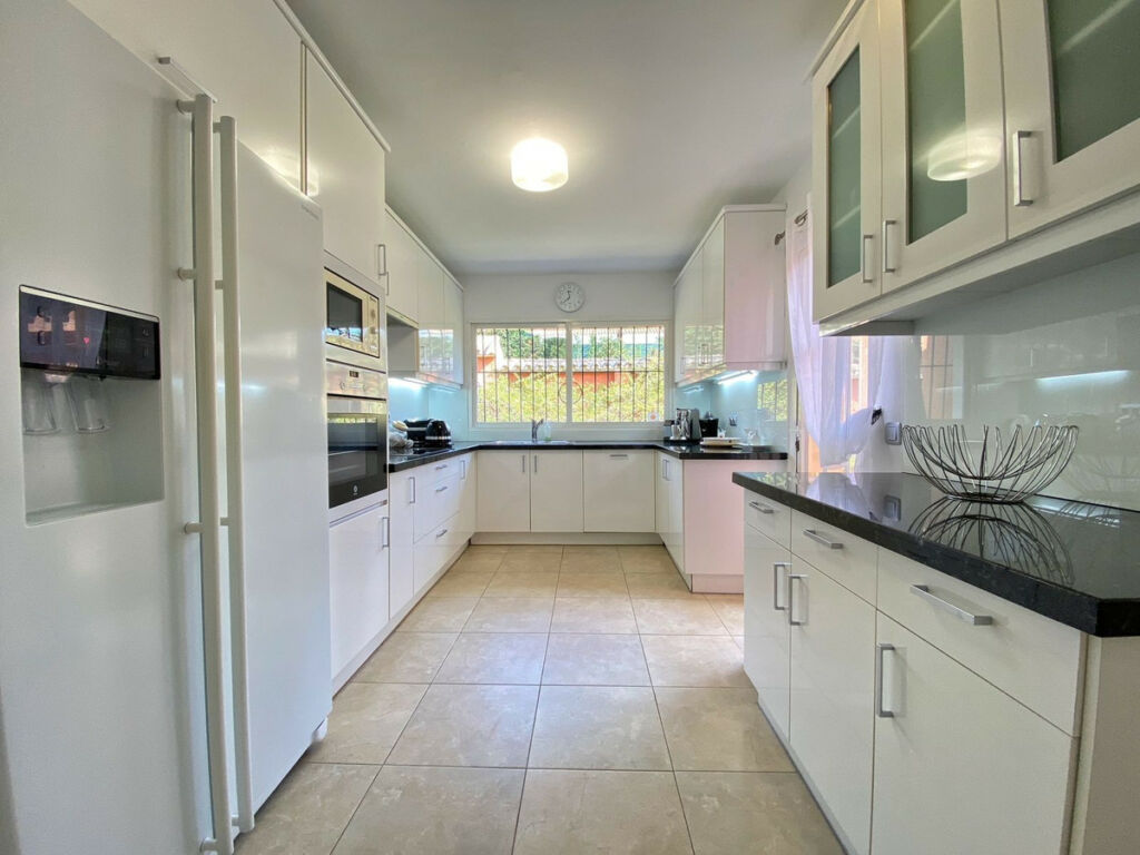 Detached Villa Nagüeles Málaga - image 22