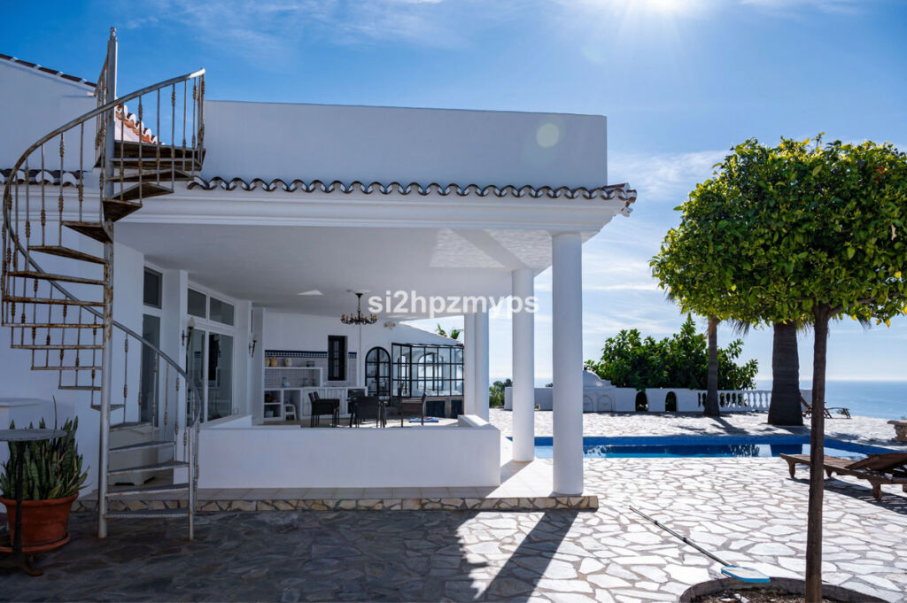 Detached Villa Sayalonga Málaga - image 23