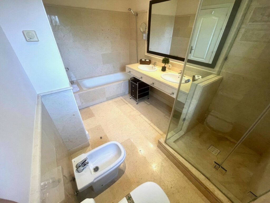 Middle Floor Apartment Benahavís Málaga - image 24