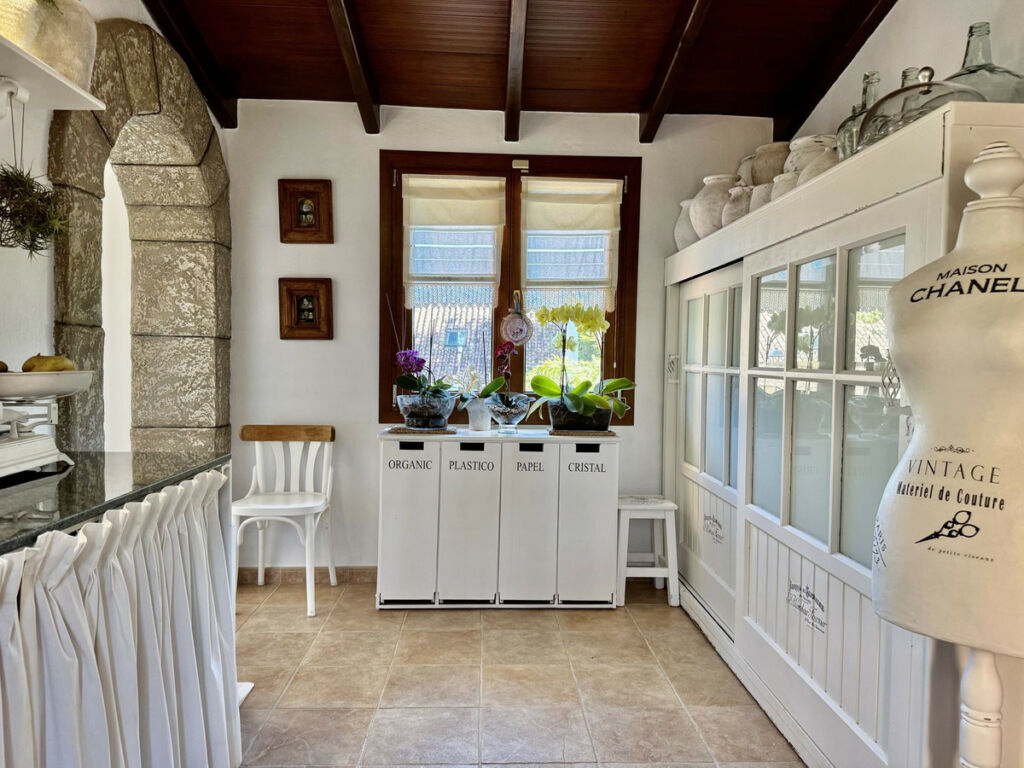 Detached Villa Sierrezuela Málaga - image 14