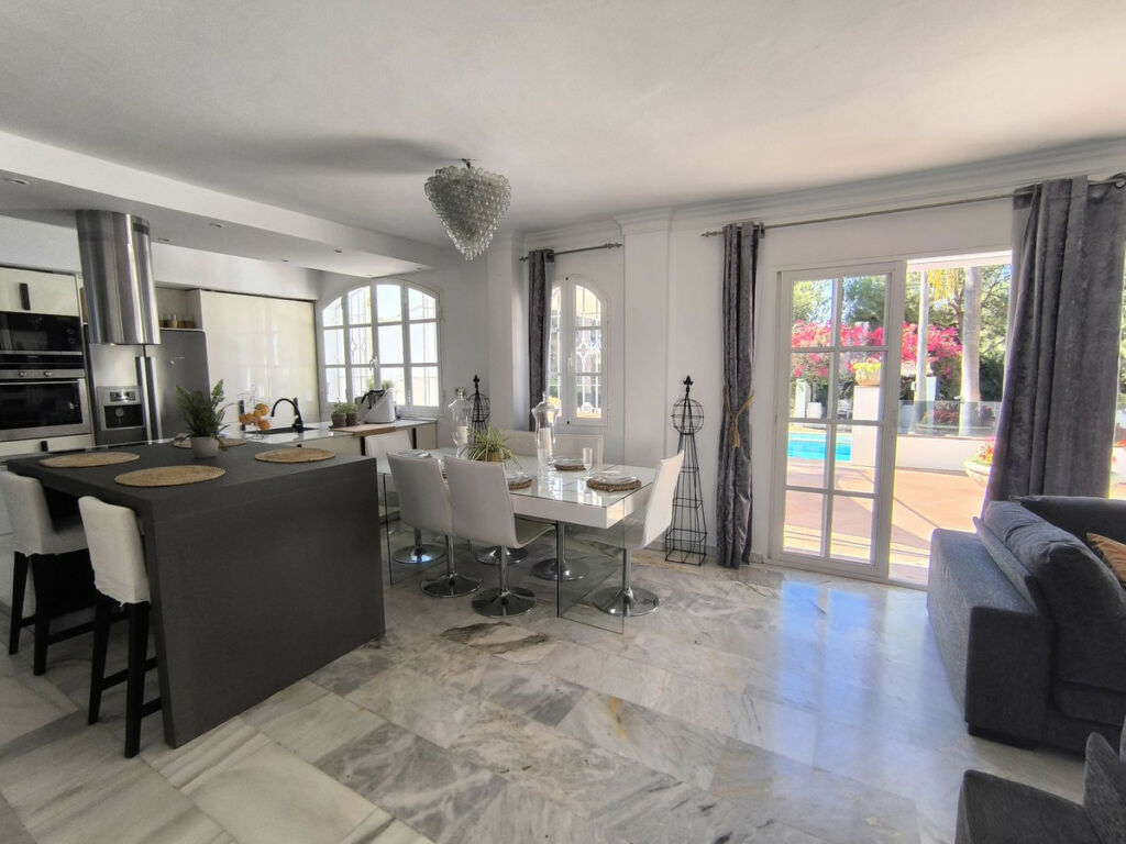 Detached Villa Estepona Málaga - image 25