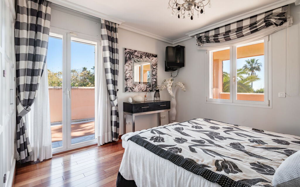 Detached Villa New Golden Mile Málaga - image 26