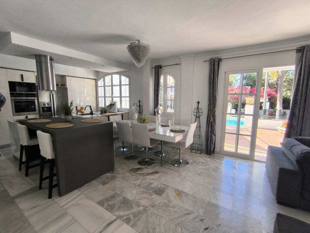 Detached Villa Estepona Málaga - image 26