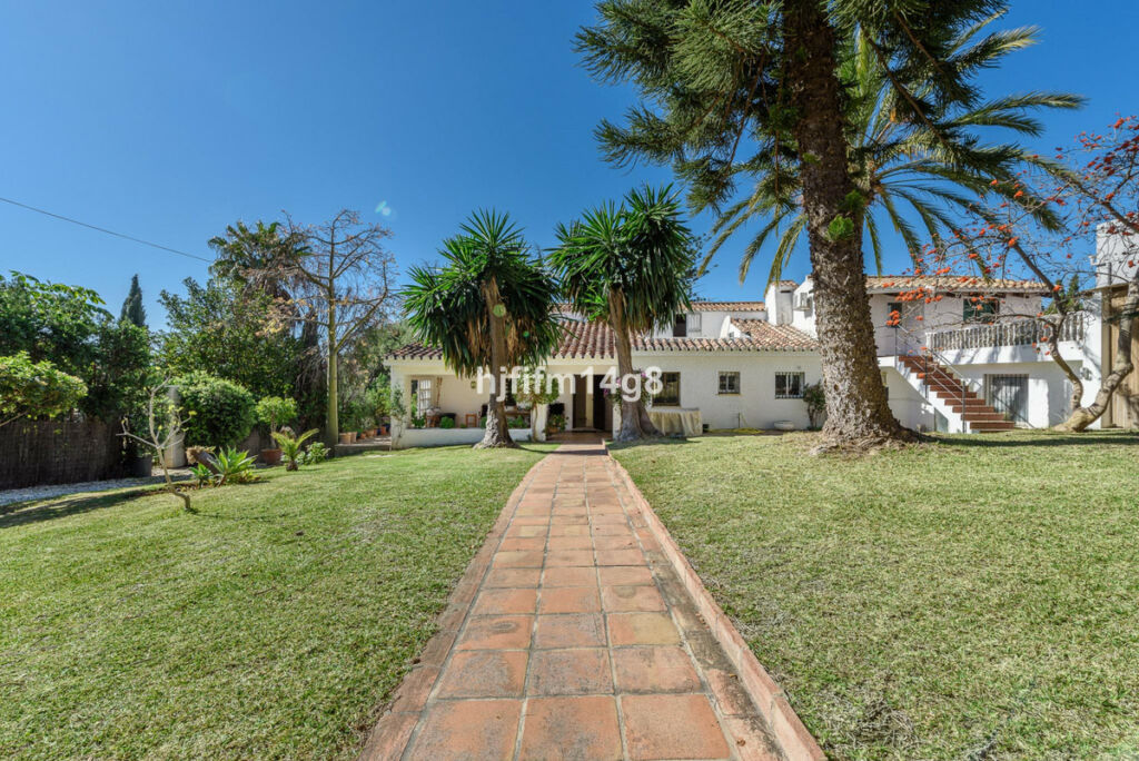 Detached Villa Nueva Andalucía Málaga - image 27