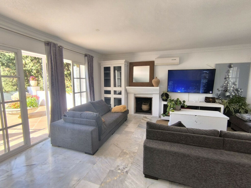 Detached Villa Estepona Málaga - image 27