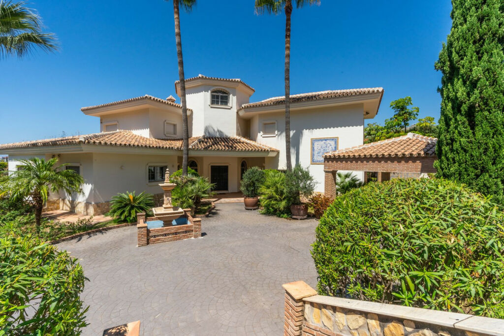 Detached Villa Nueva Andalucía Málaga - image 23