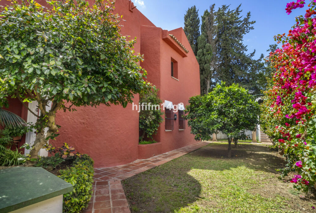 Detached Villa Nueva Andalucía Málaga - image 28