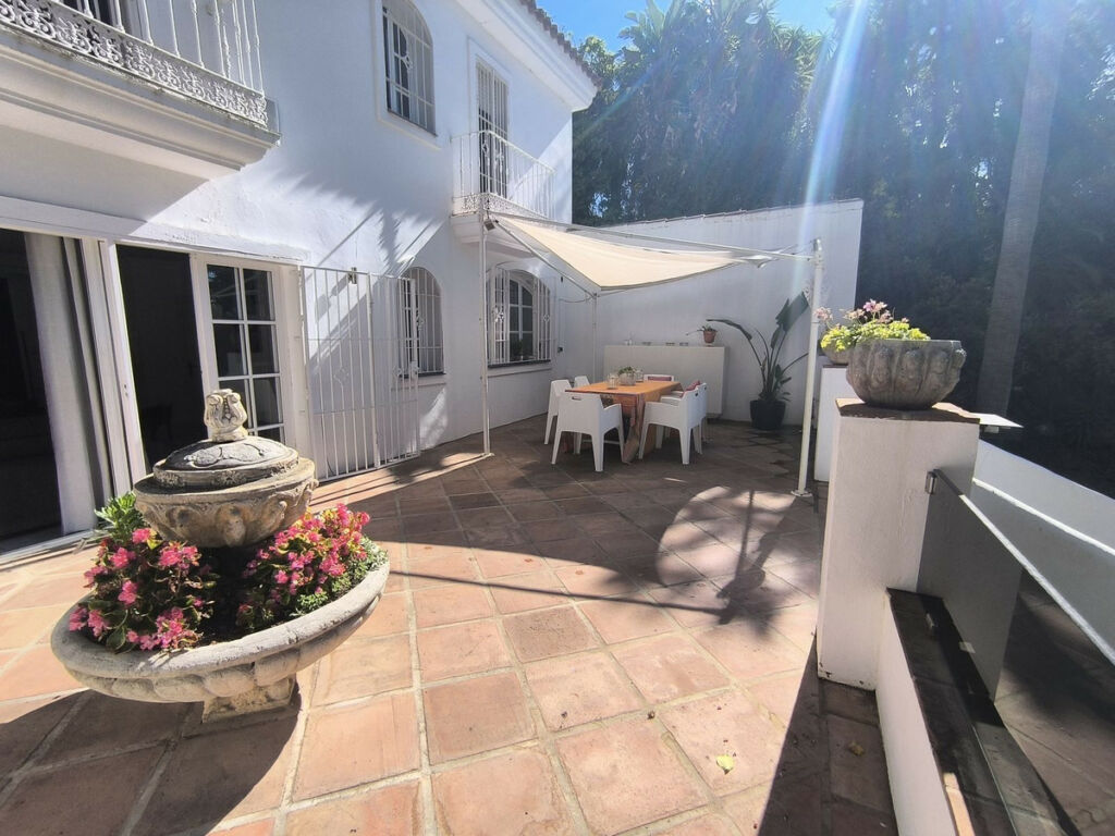 Detached Villa Estepona Málaga - image 28