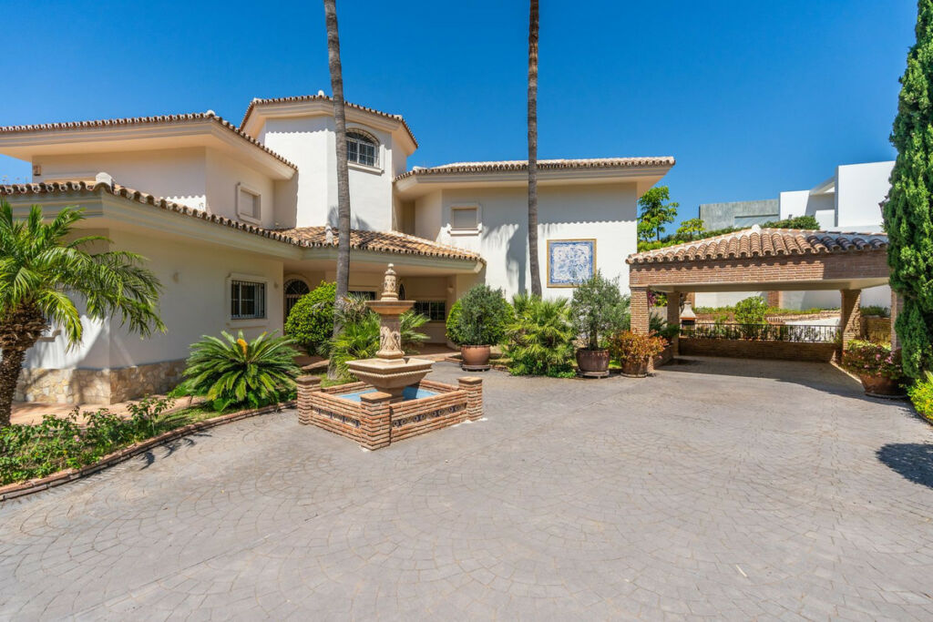 Detached Villa Nueva Andalucía Málaga - image 5