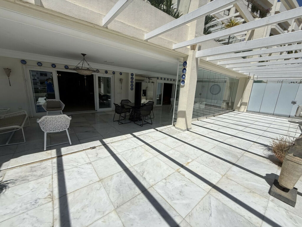 Middle Floor Apartment Puerto Banús Málaga - image 3