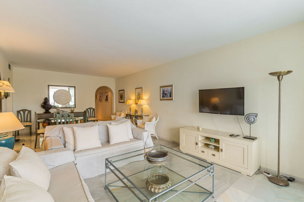 Middle Floor Apartment Estepona Málaga - image 3