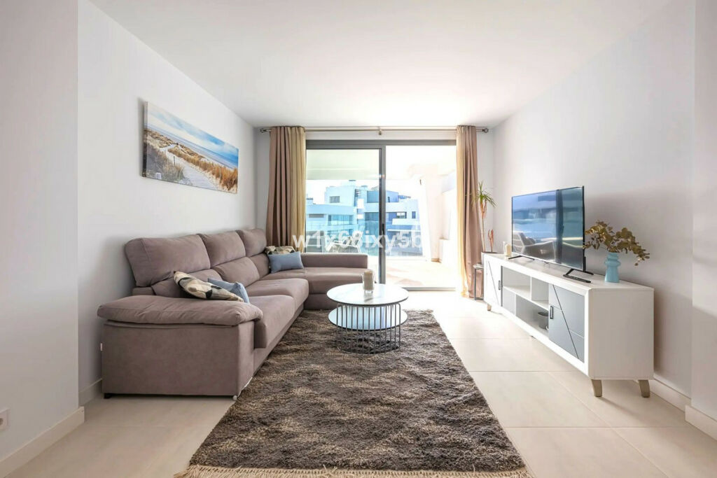 Middle Floor Apartment Selwo Málaga - image 3