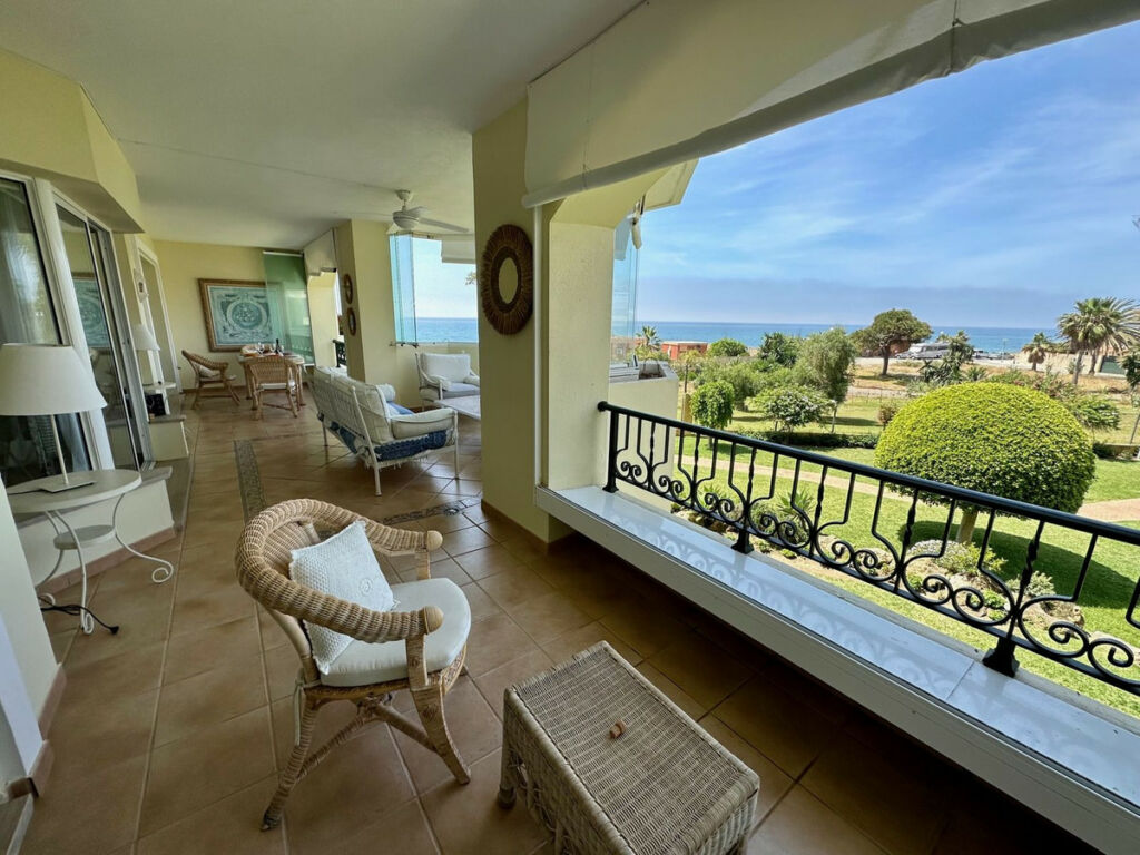 Middle Floor Apartment Elviria Málaga - image 3