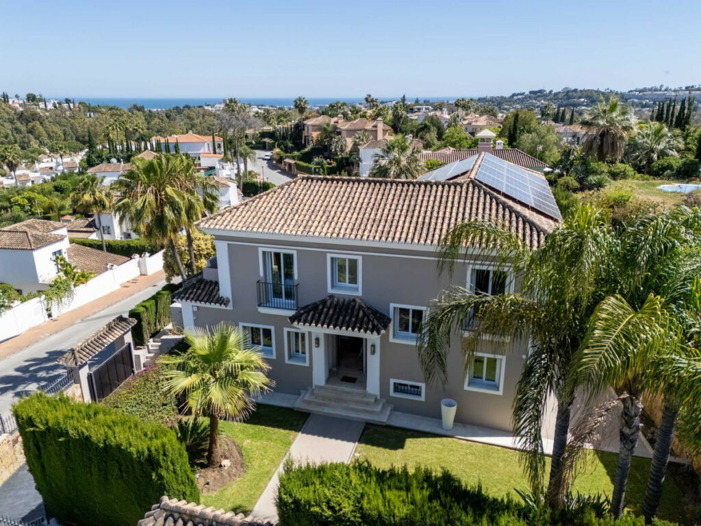 Detached Villa Nueva Andalucía Málaga - image 3