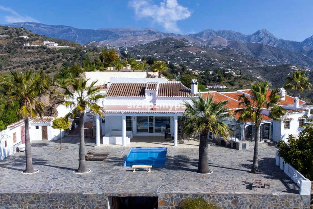 Detached Villa Sayalonga Málaga - image 3