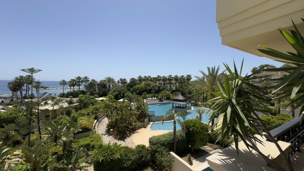Middle Floor Apartment Puerto Banús Málaga - image 4