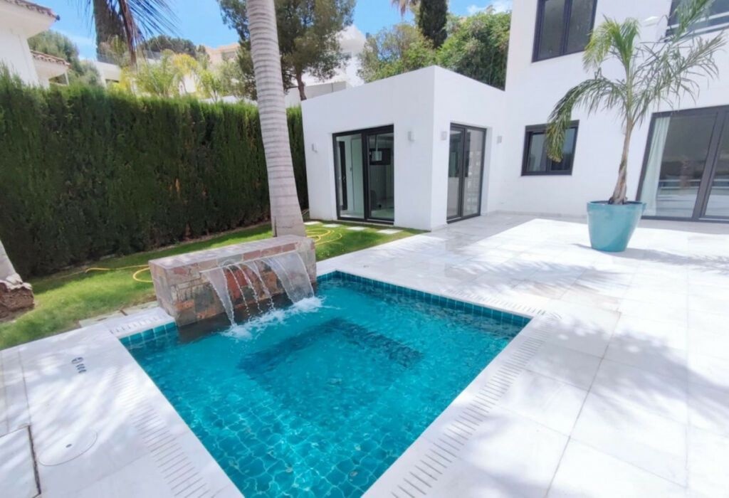 Detached Villa Nueva Andalucía Málaga - image 3