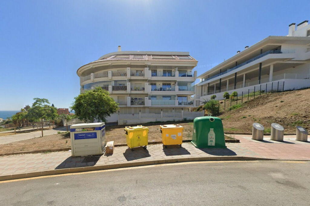 Middle Floor Apartment Fuengirola Málaga - image 3