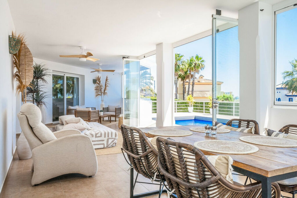 Detached Villa Estepona Málaga - image 3