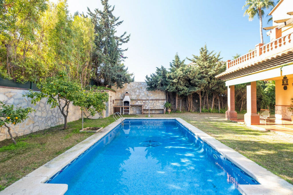 Detached Villa San Pedro de Alcántara Málaga - image 3