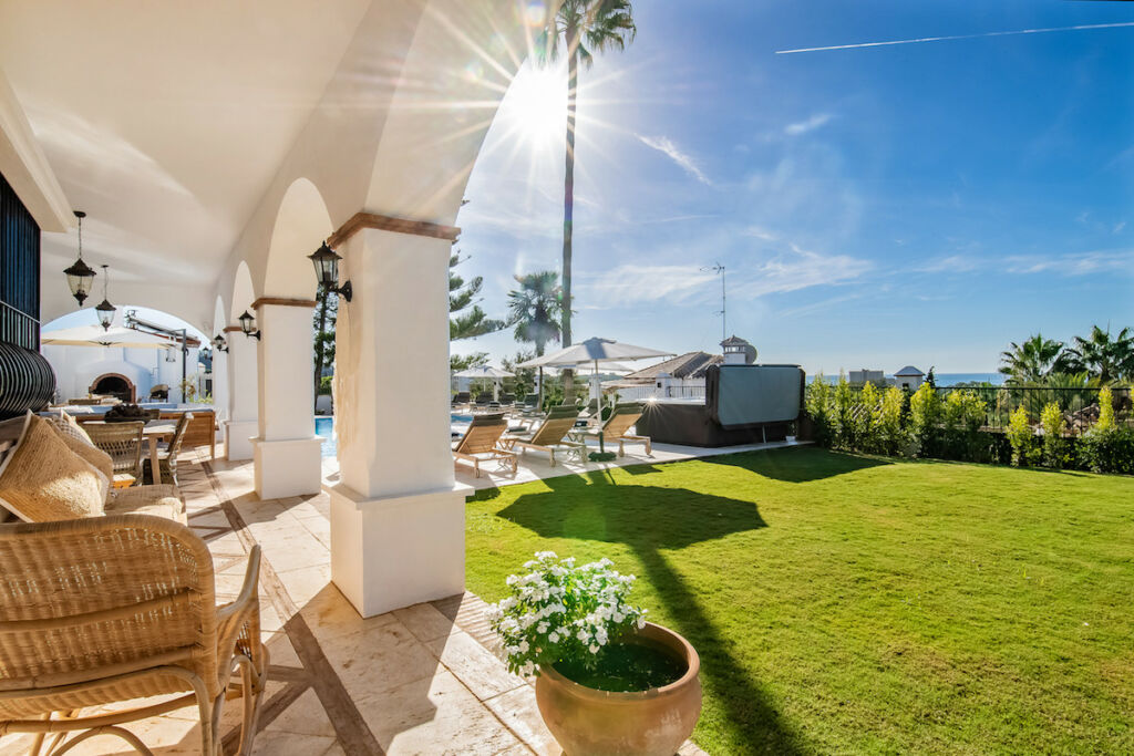 Detached Villa Elviria Málaga - image 3