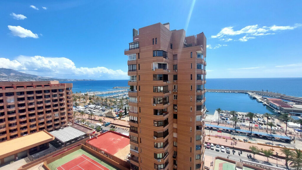 Middle Floor Apartment Fuengirola Málaga - image 3