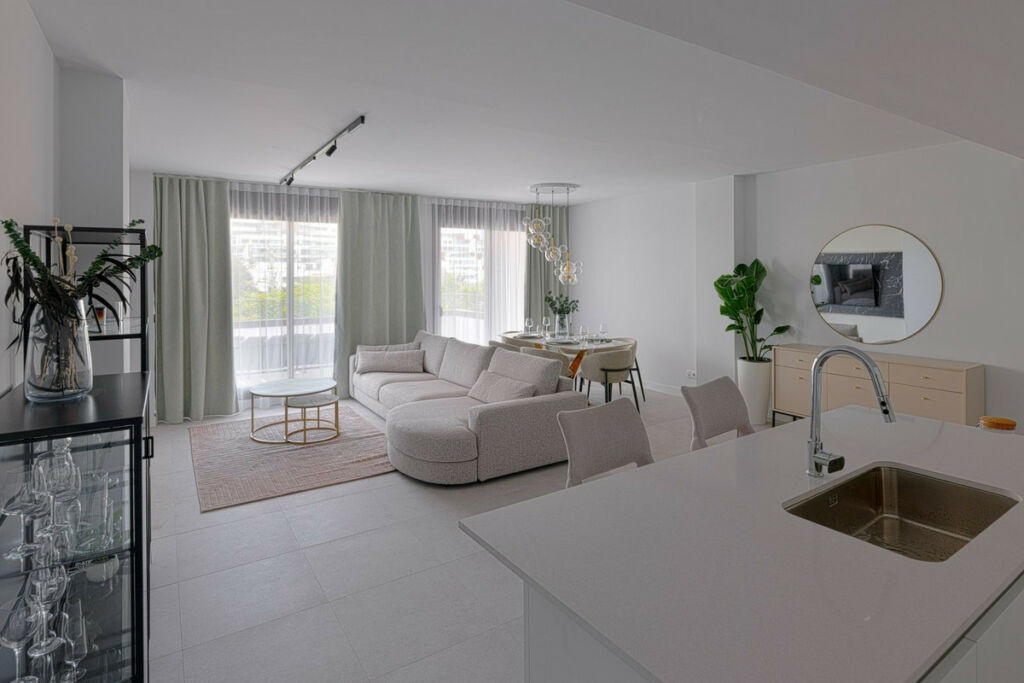 Middle Floor Apartment Estepona Málaga - image 3