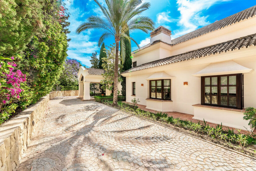 Detached Villa Sierra Blanca Málaga - image 3