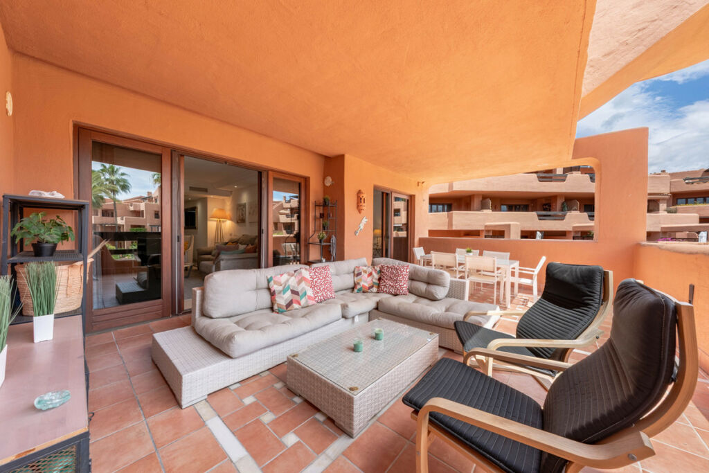 Middle Floor Apartment Estepona Málaga - image 3