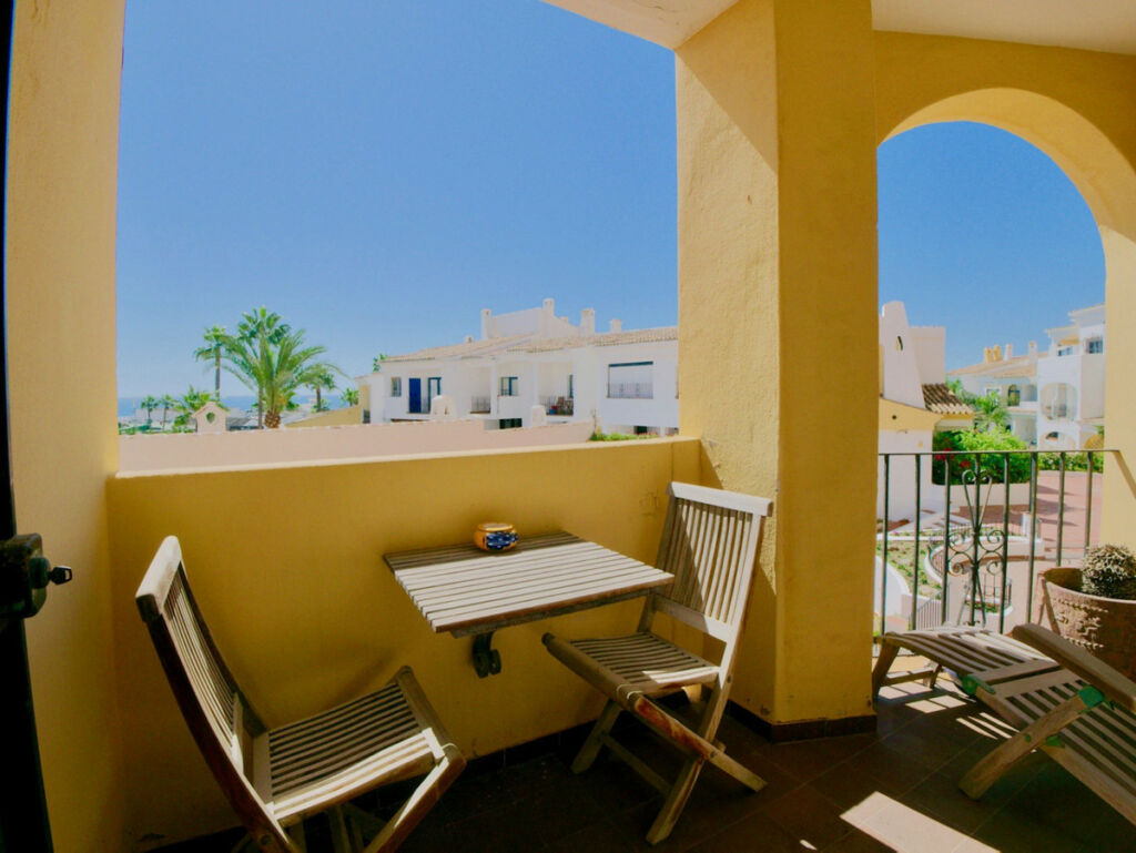 Middle Floor Apartment Puerto de Cabopino Málaga - image 3