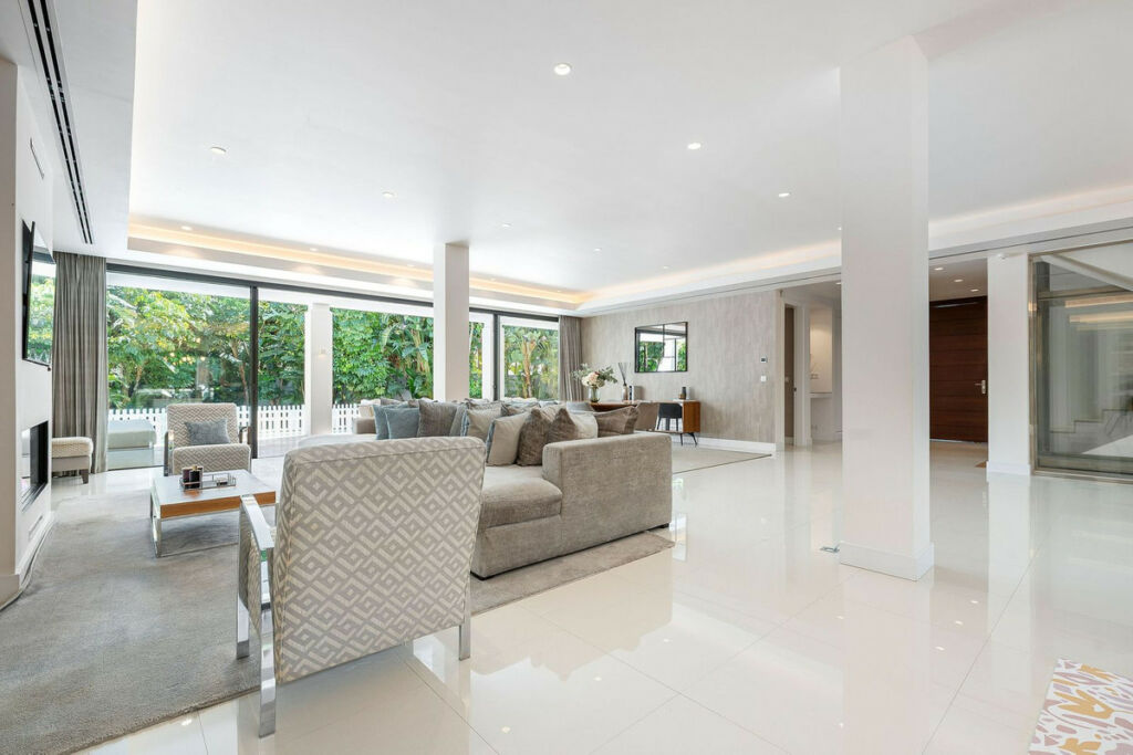 Detached Villa La Quinta Málaga - image 3