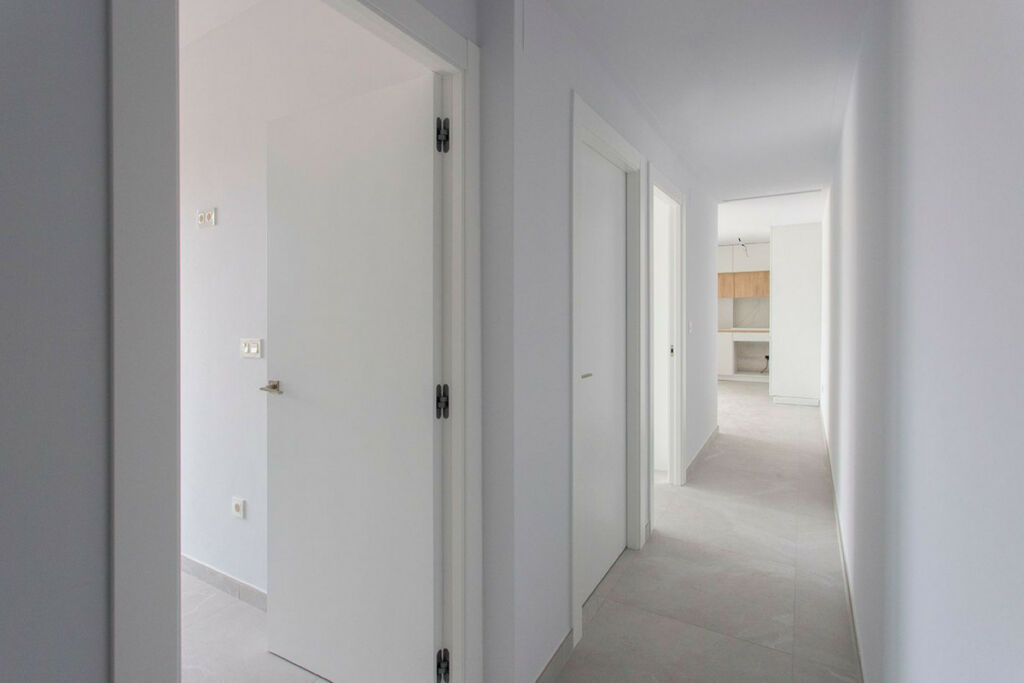 Middle Floor Apartment Torrevieja Alicante - image 3