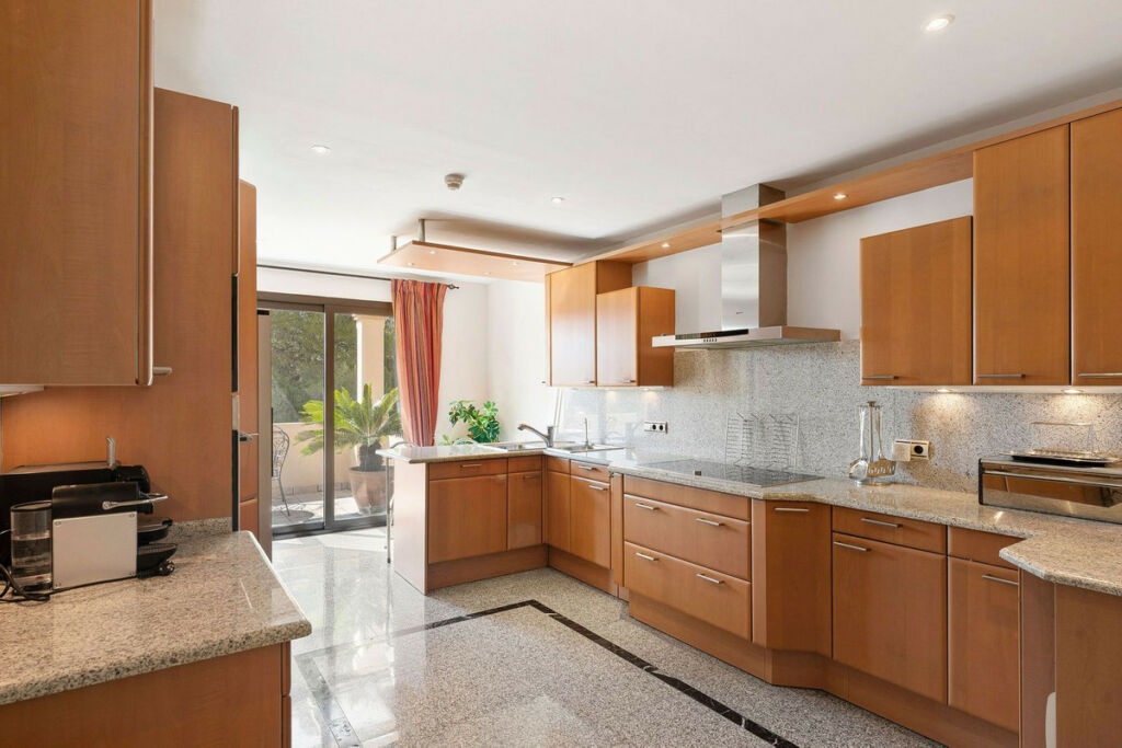 Middle Floor Apartment Nueva Andalucía Málaga - image 3