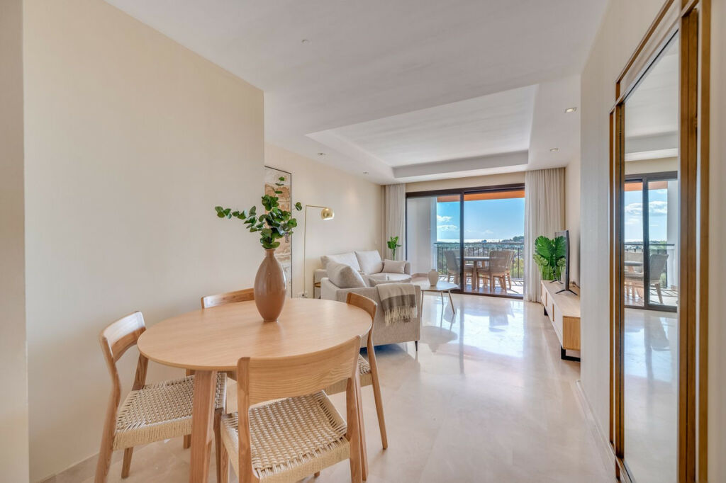 Middle Floor Apartment La Quinta Málaga - image 3
