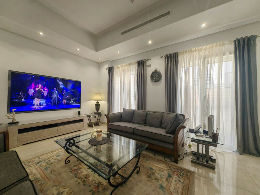 Detached Villa Estepona Málaga - image 3