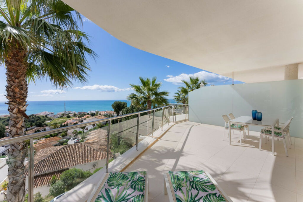 Middle Floor Apartment Higueron Málaga - image 3
