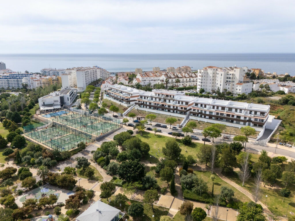 Middle Floor Apartment Estepona Málaga - image 3
