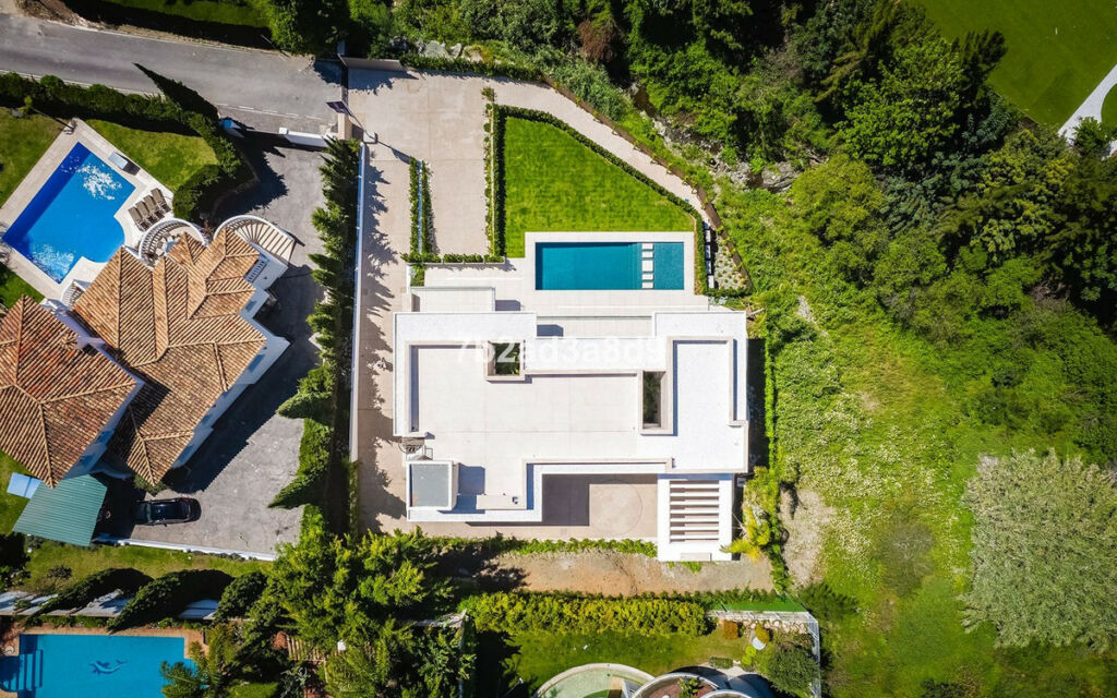 Detached Villa El Paraiso Málaga - image 3