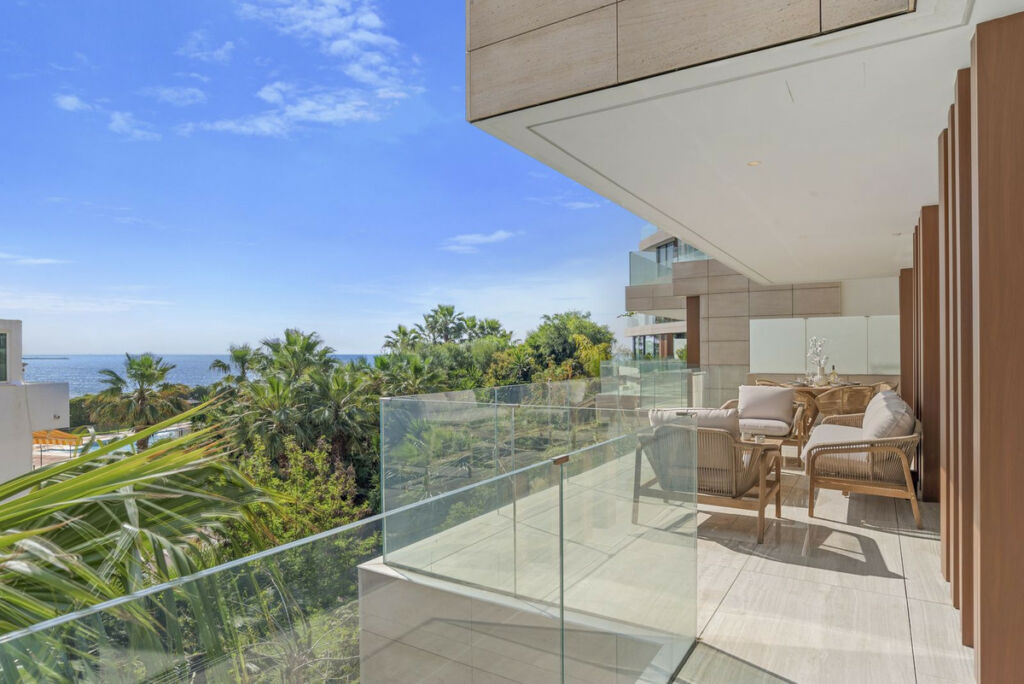 Middle Floor Apartment Estepona Málaga - image 3