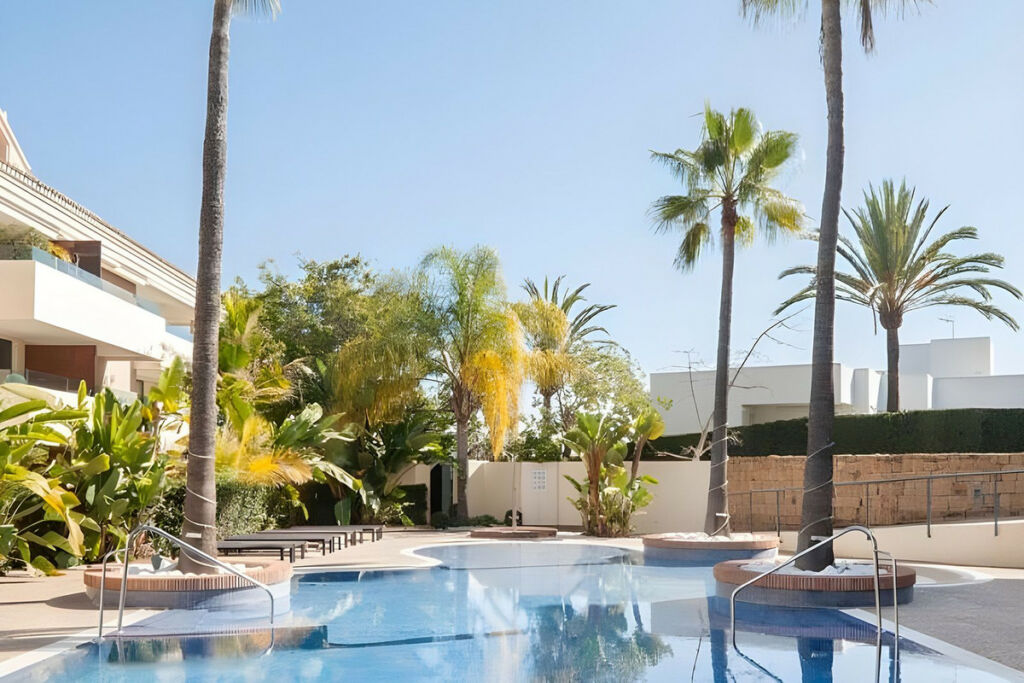 Middle Floor Apartment Los Monteros Málaga - image 3