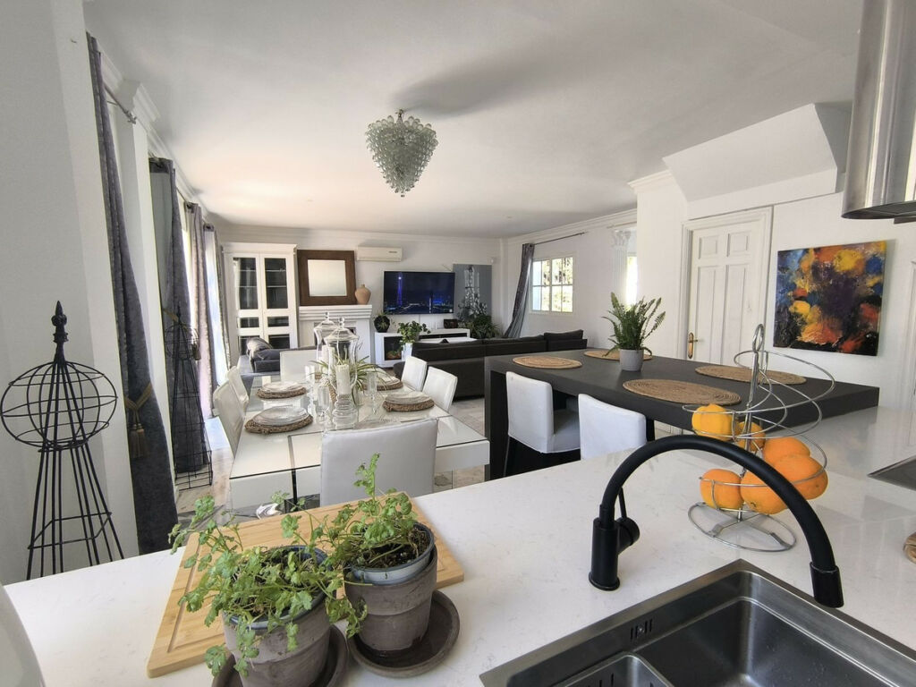 Detached Villa Estepona Málaga - image 3