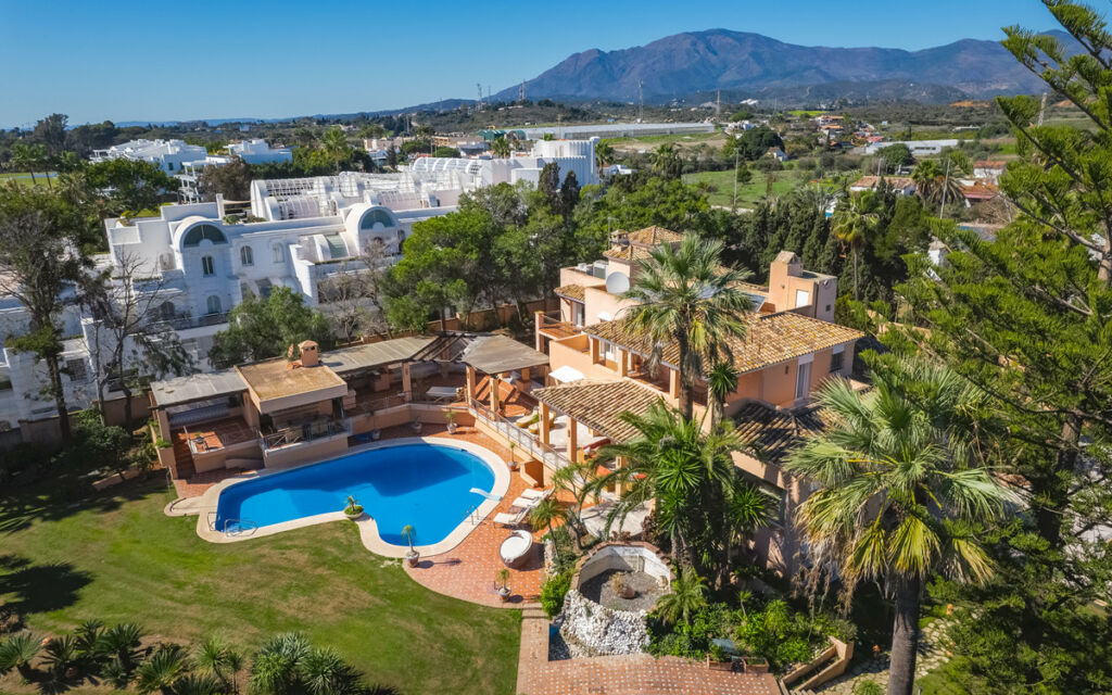 Detached Villa New Golden Mile Málaga - image 3