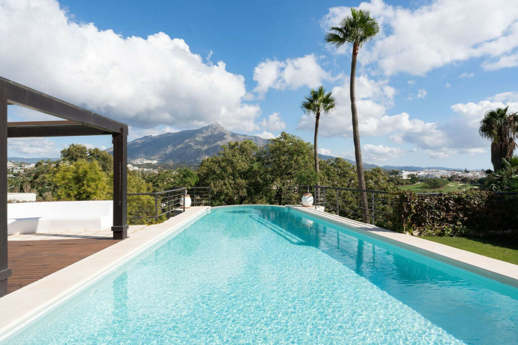 Detached Villa Nueva Andalucía Málaga - image 3
