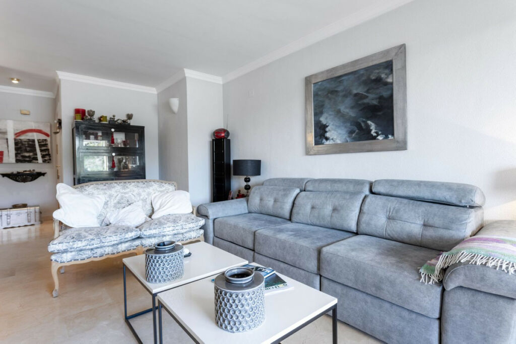 Middle Floor Apartment La Quinta Málaga - image 3
