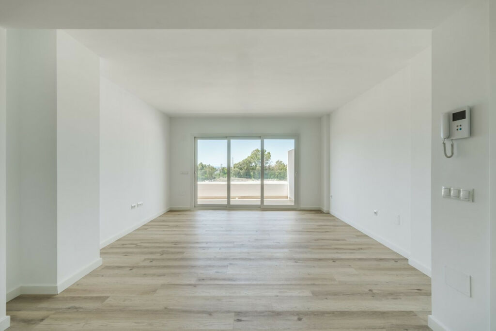 Middle Floor Apartment Nueva Andalucía Málaga - image 3